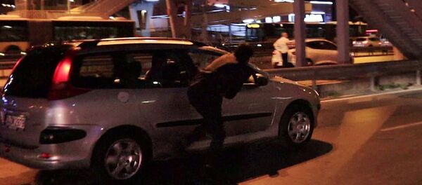 Makas attı, sola sinyal verip sağa geçti, park halindeki otomobile çarparak durdu: 'Üstüme çıksaydın bari' Makas attı, sola sinyal verip sağa geçti, park halindeki otomobile çarparak durdu: 'Üstüme çıksaydın bari' - Sputnik Türkiye