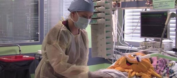 Çekya’da 21 Nisan günü felç geçiren ve 16 haftalık hamile olan Mrtvá Eva (27) hastaneye kaldırıldı ancak tüm müdahalelere rağmen beyin ölümü gerçekleşti. Doktorlar, Eva’yı makinelere bağlı tutarak bebeğin anne karnında gelişimini tamamlamasını sağladı. 15 Ağustos’ta bebek doğdu, ancak Eva yaşamını yitirdi. - Sputnik Türkiye