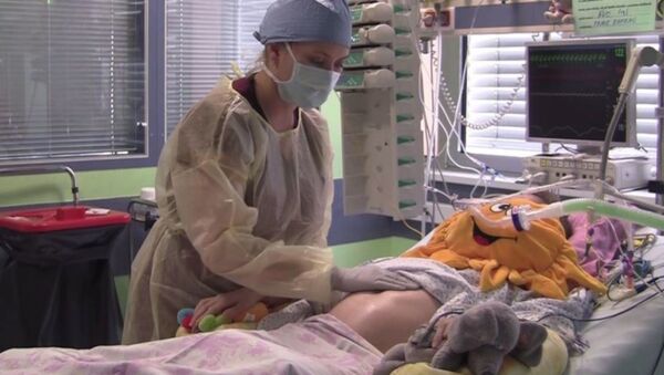 Çekya’da 21 Nisan günü felç geçiren ve 16 haftalık hamile olan Mrtvá Eva (27) hastaneye kaldırıldı ancak tüm müdahalelere rağmen beyin ölümü gerçekleşti. Doktorlar, Eva’yı makinelere bağlı tutarak bebeğin anne karnında gelişimini tamamlamasını sağladı. 15 Ağustos’ta bebek doğdu, ancak Eva yaşamını yitirdi. - Sputnik Türkiye