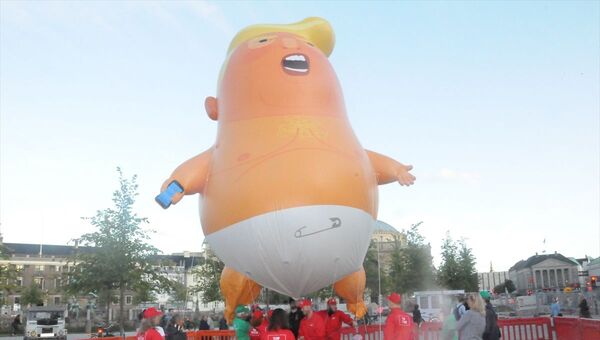 ABD Başkanı Donald Trump'ın Grönland tartışması nedeniyle Danimarka'ya yapacağı ziyareti iptal etmesine karşın Kopenhag'da Bebek Trump balonu havalandı. Balonun bulunduğu meydanda toplanan göstericiler, ellerinde dövizlerle Trump'ı protesto etti. - Sputnik Türkiye