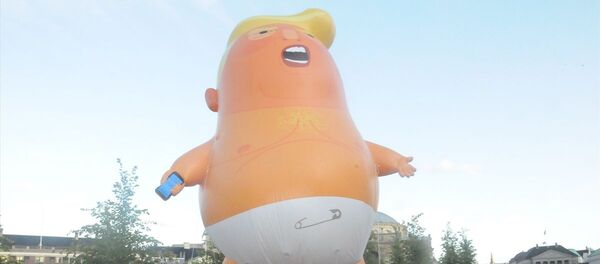 ABD Başkanı Donald Trump'ın Grönland tartışması nedeniyle Danimarka'ya yapacağı ziyareti iptal etmesine karşın Kopenhag'da Bebek Trump balonu havalandı. Balonun bulunduğu meydanda toplanan göstericiler, ellerinde dövizlerle Trump'ı protesto etti. ABD Başkanı Donald Trump'ın Grönland tartışması nedeniyle Danimarka'ya yapacağı ziyareti iptal etmesine karşın Kopenhag'da Bebek Trump balonu havalandı. Balonun bulunduğu meydanda toplanan göstericiler, ellerinde dövizlerle Trump'ı protesto etti. - Sputnik Türkiye