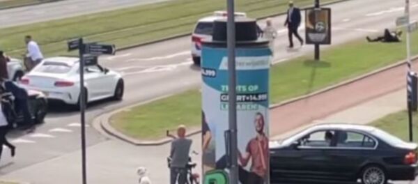 Hollanda'nın ikinci büyük kenti Rotterdam'da düğün konvoyunu uyaran bir polis memurunun dövülmesi üzerine, belediye Türkiye ve Fas kökenli göçmenlere bir dizi yasak getirmeye hazırlanıyor. - Sputnik Türkiye