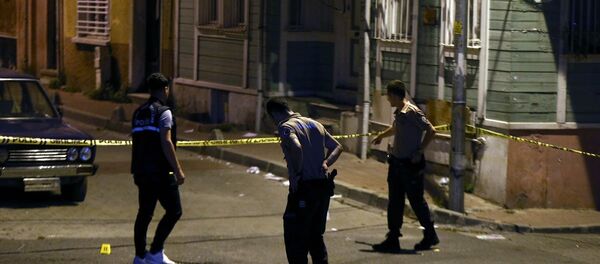 Fatih ilçesinde sokakta silahlı saldırıya uğrayan 18 yaşındaki genç, kaldırıldığı hastanede hayatını kaybetti. Polis ekipleri olay yerinde incelemelerde bulundu. - Sputnik Türkiye