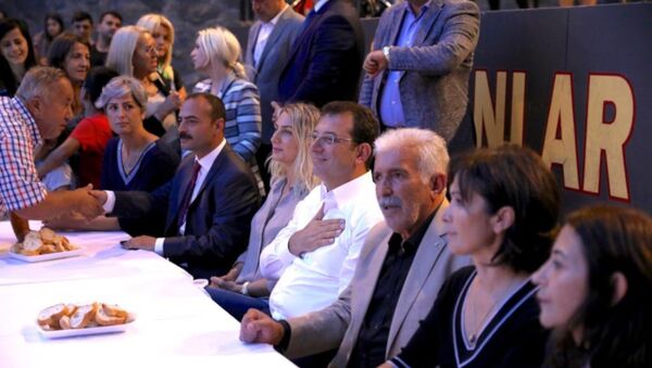 İBB Başkanı Ekrem İmamoğlu, Muharrem dolayısıyla Alibeyköy Cemevi'ndeki iftara katıldı. - Sputnik Türkiye