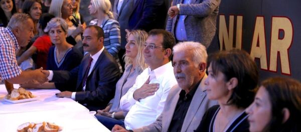 İBB Başkanı Ekrem İmamoğlu, Muharrem dolayısıyla Alibeyköy Cemevi'ndeki iftara katıldı. - Sputnik Türkiye