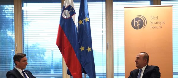 Dışişleri Bakanı Mevlüt Çavuşoğlu, 14. Bled Stratejik Forumu’na katılmak üzere geldiği Slovenya'da, Slovenya Cumhurbaşkanı Borut Pahor (solda) ile görüştü. - Sputnik Türkiye