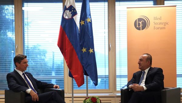 Dışişleri Bakanı Mevlüt Çavuşoğlu, 14. Bled Stratejik Forumu’na katılmak üzere geldiği Slovenya'da, Slovenya Cumhurbaşkanı Borut Pahor (solda) ile görüştü. - Sputnik Türkiye
