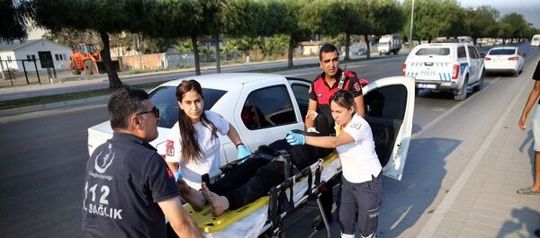 Şanlıurfa'da evlenen ve Adana'ya balayına gelen çift, otomobilde tartışınca 1 aylık hamile kadın hareket halindeki araçtan kendini aşağı attı. Genç kadın hastaneye kaldırılırken gözaltına alınan eşinin, 2 günlük bebeğe acımadı Allah belasını vereydi de kendi öleydi sözleri dikkat çekti. Şanlıurfa'da evlenen ve Adana'ya balayına gelen çift, otomobilde tartışınca 1 aylık hamile kadın hareket halindeki araçtan kendini aşağı attı. Genç kadın hastaneye kaldırılırken gözaltına alınan eşinin, 2 günlük bebeğe acımadı Allah belasını vereydi de kendi öleydi sözleri dikkat çekti. - Sputnik Türkiye