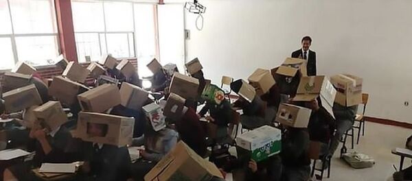 Meksika'da öğretmenin kopya önleme yöntemi viral oldu  - Sputnik Türkiye