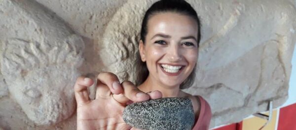 Çanakkale'nin Ayvacık ilçesine bağlı Behram köyündeki 7 bin yıllık Assos Antik Kenti'nde, bu yıl kazılar ilk kez 12 ay devam edecek. En eski yerleşim kanıtı olan ve M.Ö. 5000 yılına tarihlenen Kalkolitik Döneme ait 7 bin yıllık bir granit taş baltanın da bulunduğu Assos'ta, farklı çağlara ait bronz sikkeler de buluntular arasında yer alıyor.  - Sputnik Türkiye