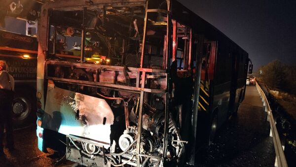 Ümraniye'de seyir halindeyken motor bölümünde yangın çıkan otobüste hasar oluştu.  - Sputnik Türkiye