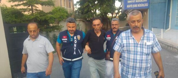 Konya'da platonik aşık olduğu komşusunun kızı öğretmen Şeyma Sarı ile kız kardeşi Tuğba Sarı'yı tabancayla öldüren, anneleri Hacer Sarı'yı da ağır yaralayan Muzaffer Canpolat - Sputnik Türkiye