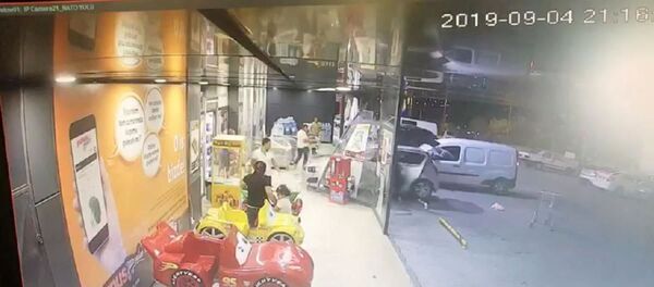 3 yaşındaki çocuk otomobille markete daldı - Ankara - Sputnik Türkiye