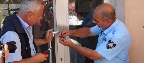 Bitlis’in Tatvan ilçesinde Van Gölü Elektrik Dağıtım A.Ş. (VEDAŞ) elektrik borcu sebebiyle Tatvan Belediyesine ait ilçeye su veren en büyük su deposunun elektriğini kesti, olaya tepki gösteren Belediye ise VEDAŞ’ın hizmet binasının ruhsatsız yapı olduğu gerekçesiyle binayı mühürledi. Bitlis’in Tatvan ilçesinde Van Gölü Elektrik Dağıtım A.Ş. (VEDAŞ) elektrik borcu sebebiyle Tatvan Belediyesine ait ilçeye su veren en büyük su deposunun elektriğini kesti, olaya tepki gösteren Belediye ise VEDAŞ’ın hizmet binasının ruhsatsız yapı olduğu gerekçesiyle binayı mühürledi. - Sputnik Türkiye