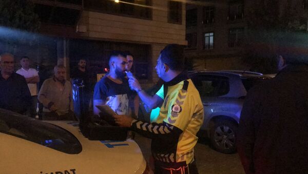 Alkol muayenesine girmek istemeyen araç sürücüsü - Sputnik Türkiye