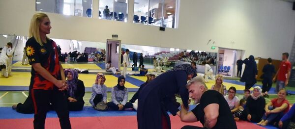 Ankara Büyükşehir Belediyesi Ego Spor Kulübü’nün, kadına şiddete hayır sloganıyla başlattığı proje çerçevesinde kadınlara ‘self defans’ (kendini koruma) eğitimi veriliyor. - Sputnik Türkiye