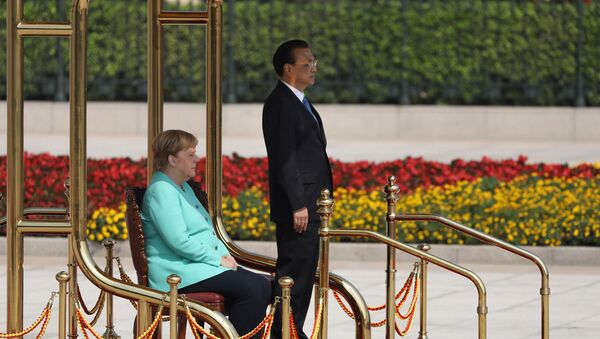 Resmi törenlerde titreme nöbeti geçirmesiyle dikkat çeken Almanya Başbakanı Angela Merkel, Çin Başbakanı Li Keqiang'ın karşılama töreninde Çin milli marşı çalınırken oturdu. - Sputnik Türkiye