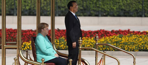 Resmi törenlerde titreme nöbeti geçirmesiyle dikkat çeken Almanya Başbakanı Angela Merkel, Çin Başbakanı Li Keqiang'ın karşılama töreninde Çin milli marşı çalınırken oturdu. - Sputnik Türkiye