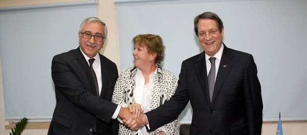 Kuzey Kıbrıs Cumhurbaşkanı Mustafa Akıncı, BM Kıbrıs özel danışmanı Jane Holl Lute ve Kıbrıs Cumhurbaşkanı Nikos Anastasiadis - Sputnik Türkiye