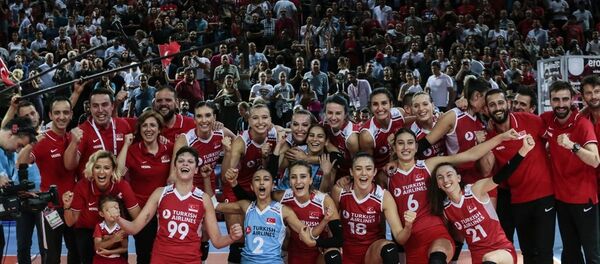 2019 Kadınlar Avrupa Voleybol Şampiyonası yarı finalinde, Türkiye ile Polonya karşılaştı. Maçı kazanarak finale yükselen milli oyuncular sevinç yaşadı. 2019 Kadınlar Avrupa Voleybol Şampiyonası yarı finalinde, Türkiye ile Polonya karşılaştı. Maçı kazanarak finale yükselen milli oyuncular sevinç yaşadı. - Sputnik Türkiye