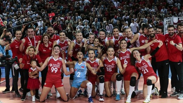 2019 Kadınlar Avrupa Voleybol Şampiyonası yarı finalinde, Türkiye ile Polonya karşılaştı. Maçı kazanarak finale yükselen milli oyuncular sevinç yaşadı. - Sputnik Türkiye