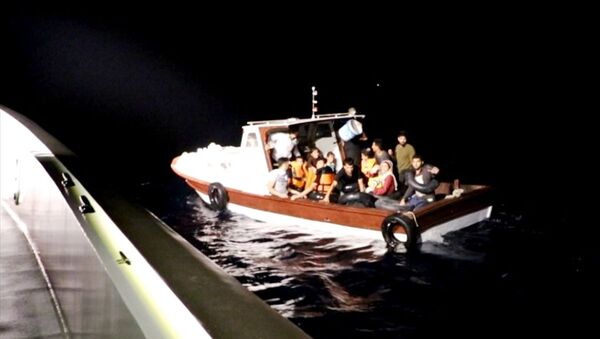 Balıkesir’in Ayvalık ilçesinde, yasa dışı yollarla Yunanistan’ın Midilli Adası’na gitmek isteyen 25 düzensiz göçmen yakalandı. - Sputnik Türkiye