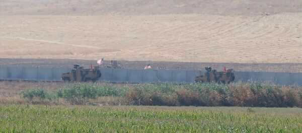 Türk Silahlı Kuvvetleri ile ABD Silahlı Kuvvetleri unsurlarınca Suriye'de Fırat'ın doğusunda icra edilecek ilk müşterek kara devriye faaliyeti, ABD'ye ait zırhlı araçlar sınır hattında - Sputnik Türkiye