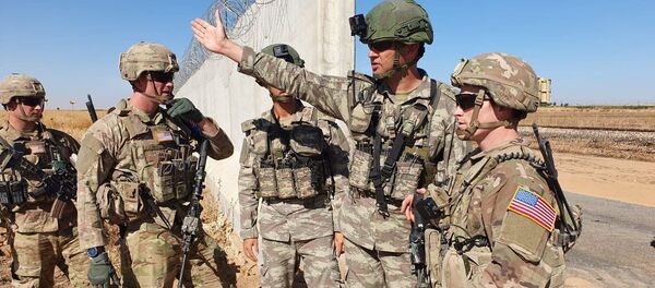 Turkish and U.S. soldiers meet on the Turkish-Syrian border for a joint U.S.-Turkey patrol, near the Turkish town of Akcakale - Sputnik Türkiye