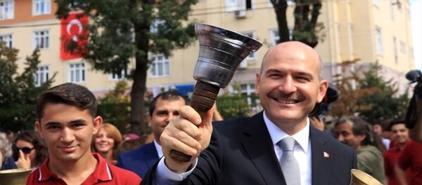 İçişleri Bakanı Süleyman Soylu (sağda), mezun olduğu Gaziosmanpaşa Plevne Anadolu Lisesinde 2019-2020 eğitim-öğretim yılı açılış programına katılarak konuşma yaptı. Bakan Soylu, ilk okul zilini çaldı. - Sputnik Türkiye