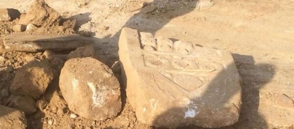 Okul temeli kazısında Roma dönemine ait mezar taşı bulundu - Sputnik Türkiye