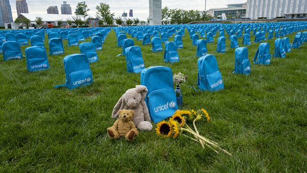 UNICEF, her biri geçen yıl çatışma ve savaşlarda ölen çocuğu temsil eden 3 bin 758 okul çantasıyla BM Genel Merkezinde oluşturduğu 'temsili mezarlık' ile dünya liderlerine çocukların korunması çağrısında bulundu. - Sputnik Türkiye