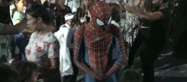 Spiderman koslümlü kişi göbek attı - Sputnik Türkiye