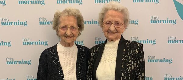 95 yaşındaki tek yumurta ikizleri Lilian ile Doris Hobday 95 yaşındaki tek yumurta ikizleri Lilian ile Doris Hobday - Sputnik Türkiye