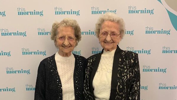 95 yaşındaki tek yumurta ikizleri Lilian ile Doris Hobday  - Sputnik Türkiye