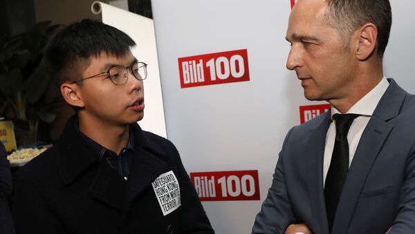 Bild 100 yaz partisinde Joshua Wong ile Heiko Maas arasındaki ayaküstü görüşme gayriresmi nitelikteydi. - Sputnik Türkiye