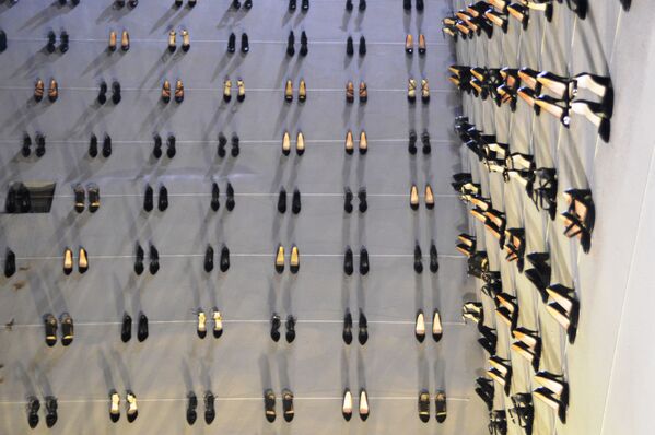 Kabataş'ta kadın cinayetlerine dikkat çekmek için 440 topuklu ayakkabıyı duvarda sergilendi - Sputnik Türkiye