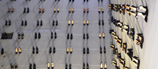 Kabataş'ta kadın cinayetlerine dikkat çekmek için 440 topuklu ayakkabıyı duvarda sergilendi Kabataş'ta kadın cinayetlerine dikkat çekmek için 440 topuklu ayakkabıyı duvarda sergilendi - Sputnik Türkiye