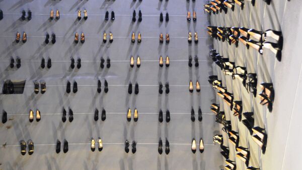 Kabataş'ta kadın cinayetlerine dikkat çekmek için 440 topuklu ayakkabıyı duvarda sergilendi - Sputnik Türkiye