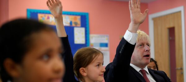 Başbakan Boris Johnson Londra'nın güneybatısındaki Pimlico İlkokulu'nda  - Sputnik Türkiye