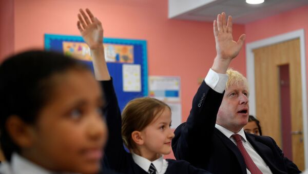 Başbakan Boris Johnson Londra'nın güneybatısındaki Pimlico İlkokulu'nda  - Sputnik Türkiye