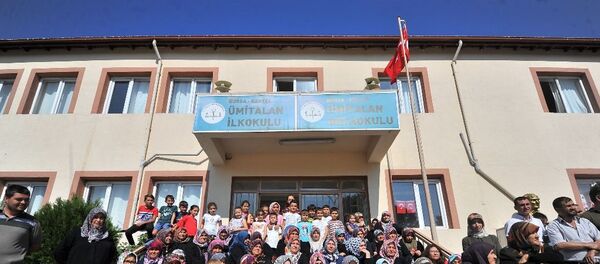 Bursa'nın Kestel ilçesindeki Ümitalan Ortaokulu, öğrenci sayısının 40’ın altında olması nedeniyle kapatıldı. - Sputnik Türkiye