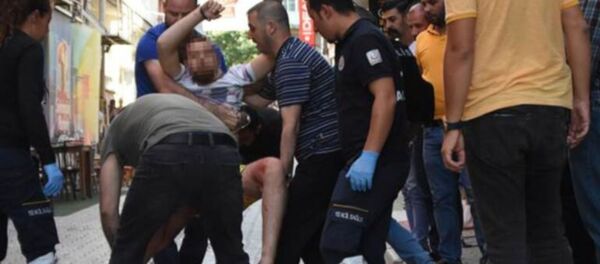 Dışarı çıkmak isteyen annesi ve kız kardeşini pompalı tüfekle rehin aldı - Sputnik Türkiye