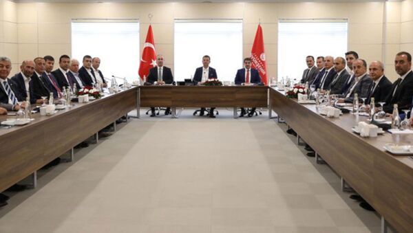 İstanbul’un 37 ilçe belediye başkanı, İBB Başkanı Ekrem İmamoğlu’nun çağrısıyla, Yenikapı’daki Avrasya Gösteri Merkezi’nde bir araya geldi. - Sputnik Türkiye