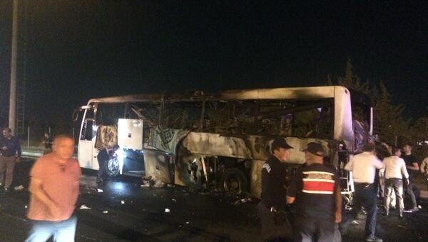 İzmir’de yolcu otobüsü alev alev yandı - Sputnik Türkiye