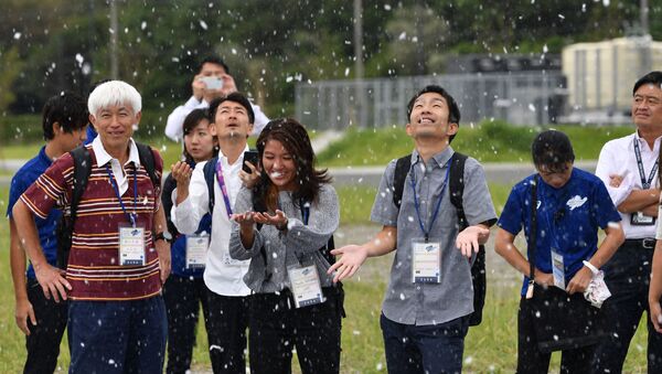 Gelecek yaz 2020 Olimpiyat Oyunları’na ev sahipliği yapmaya hazırlanan Japonya, konuklarına serin ve rahat bir seyir sunabilmek için geliştirdiği ‘yapay kar makinesini’ denedi. - Sputnik Türkiye