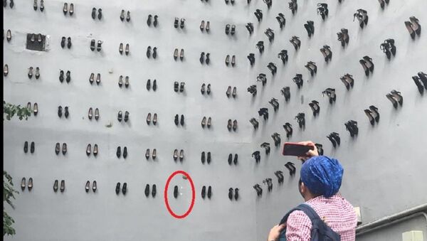 'Utanç duvarı: Kabataş Meclis-i Mebusan Caddesi'nde  sanat platformu olarak kullanılan bina duvarına kadın cinayetlerine dikkat çekmek için kadın ayakkabıları yerleştirildi. - Sputnik Türkiye
