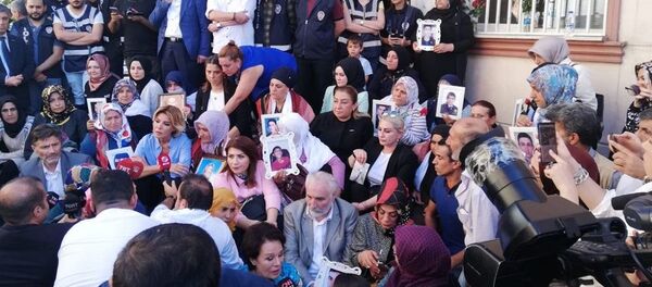 Sanatçılardan Diyarbakır'da HDP önünde eylem yapan ailelere destek ziyareti - Sputnik Türkiye