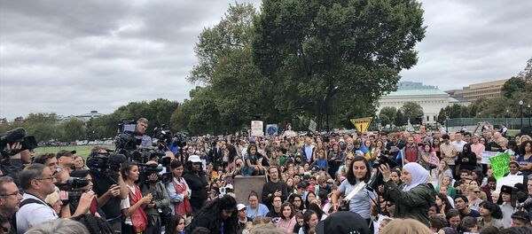 Birleşmiş Milletler (BM) İklim Zirvesi'ne katılmak için Avrupa'dan yola çıkıp sıfır karbondioksit salınımlı yelkenliyle Atlantik Okyanusu'nu geçerek New York'a ulaşan 16 yaşındaki İsveçli aktivist Greta Thunberg, Beyaz Saray önünde iklim protestosu yaptı. - Sputnik Türkiye