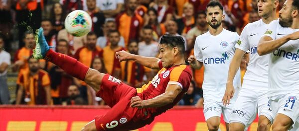 Galatasaray, Süper Lig'in 4. hafta maçında Kasımpaşa ile Türk Telekom Arena'da karşılaştı. Bir pozisyonda Galatasaraylı oyuncu Radamel Falcao (9), rakibi Abdul Rahman Khalili (21) ile mücadele etti. - Sputnik Türkiye