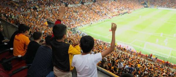 İmamoğlu - çocuklar - maç - Sputnik Türkiye